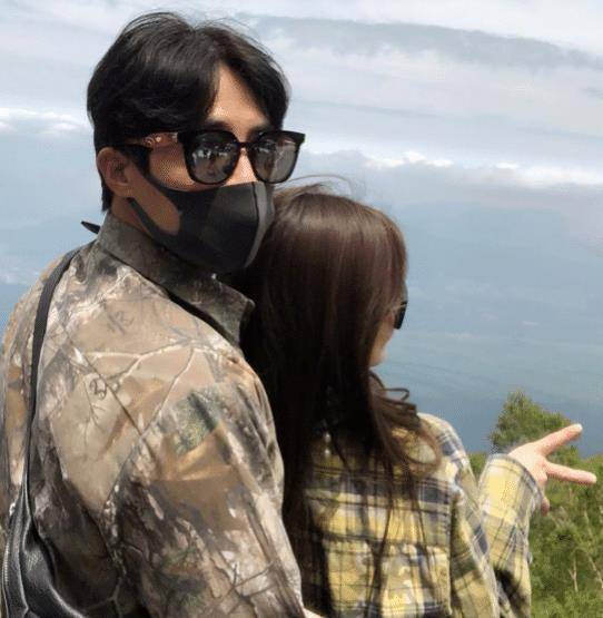 其实很多时候杜淳都是强势的那一方,偶尔这样黏人一回,王灿或许不太