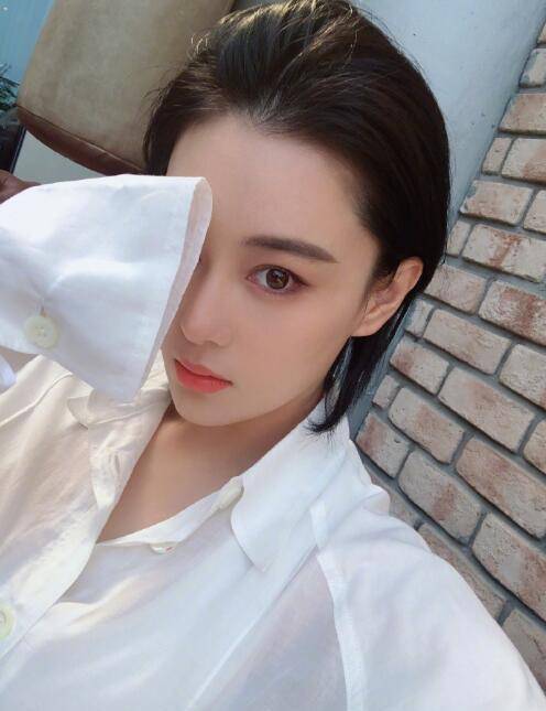 张馨予疑穿何捷衬衫家中自拍却被吐槽发际线太高后移明显