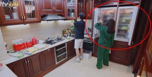 李湘改吃平民早餐6层冰箱被打码出轨风波后对王岳伦称呼变了