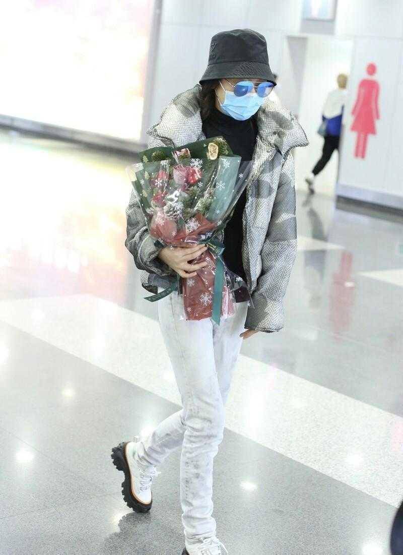 闫妮瘦身后真会穿立领羽绒服配紧身牛仔裤年轻10岁不止