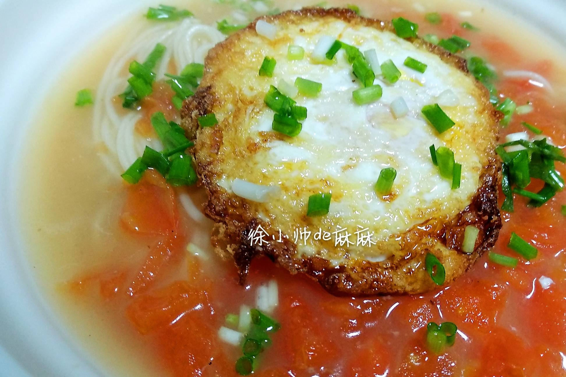 3,剩余煎鸡蛋的油,把西红柿块放进去,加少许糖翻炒出西红柿汁,然后