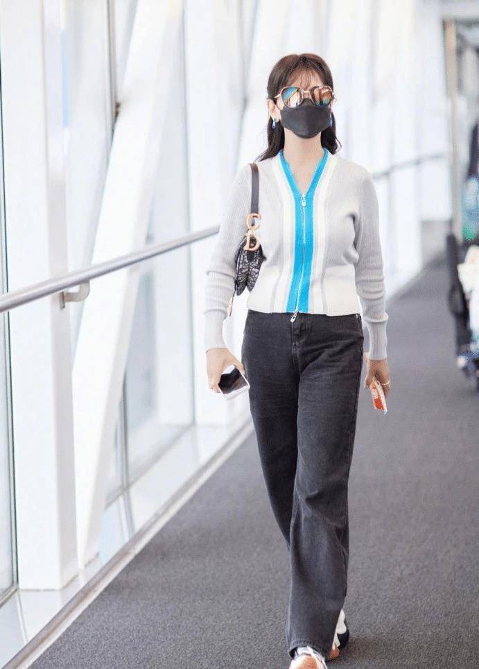 赵雅芝又"扮嫩"成功,穿毛绒牛仔外套配小脚裤,比年轻人会穿