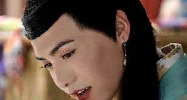 古代的男扮女装"同光十三绝"则是当时著名的唱戏名角,而朱莲芬这位