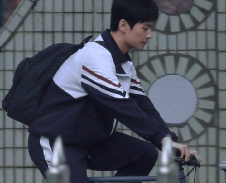 杨洋扮演高中生,原以为颜值一般,哪知生图让我怦然心动了_于途_校服