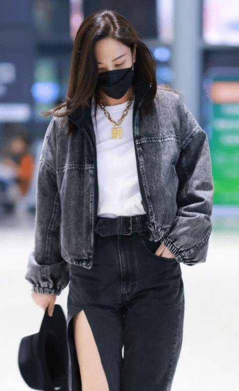 原创郑希怡穿搭也太洋气穿牛仔裤开叉到大腿时髦不说还显腿长