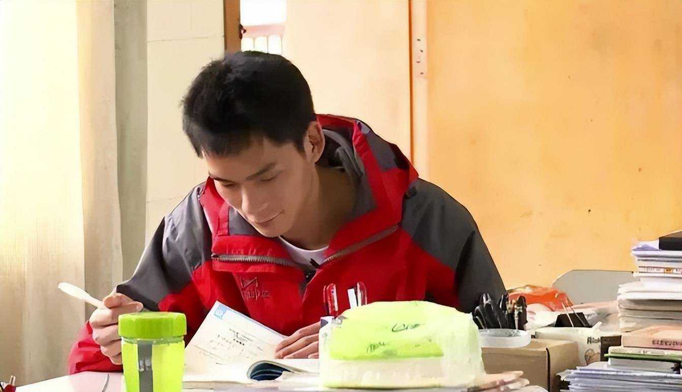 2024高考人数再创新高河南山东考生突破100万复读生高达413万