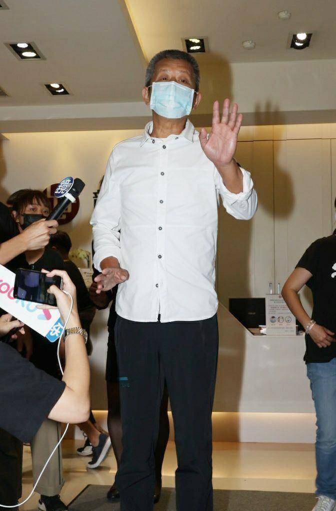 小鬼老父亲凝望儿子遗照,沉痛背影惹小鬼粉丝鼻酸_黄鸿升_时间_爸爸