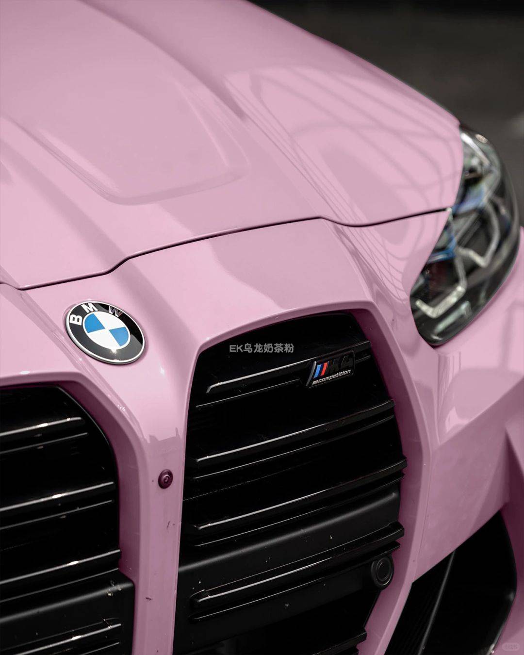 汽车改色贴膜# #宝马m4#乌龙奶茶粉改色膜# #粉色少女心#性能车[惶忖