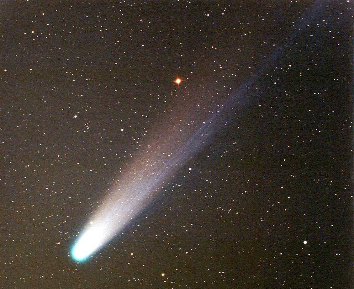 其中最著名的是哈雷彗星.