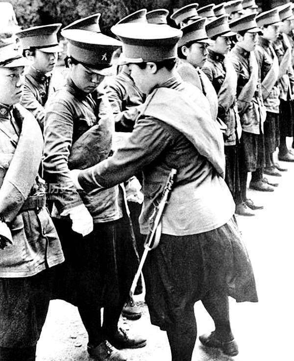 经过专业训练以后,于9月25日,有18人正式加入到警察行列.