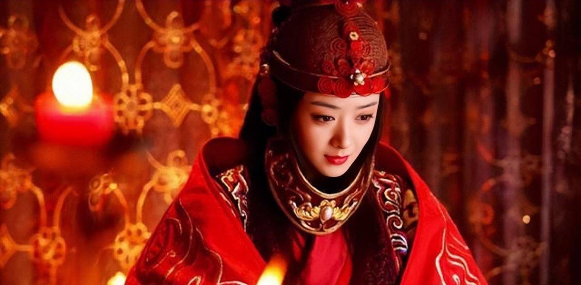 比如一代天骄成吉思汗的母亲月轮太后,当年成吉思汗的父亲死了之后