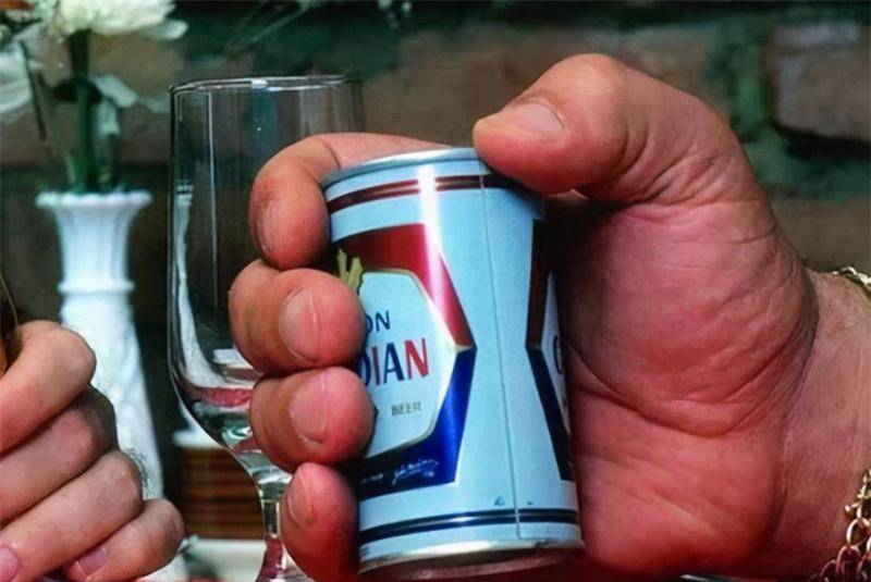 原创巨人摔跤手安德烈一次能喝147瓶啤酒死后骨灰都有十多斤