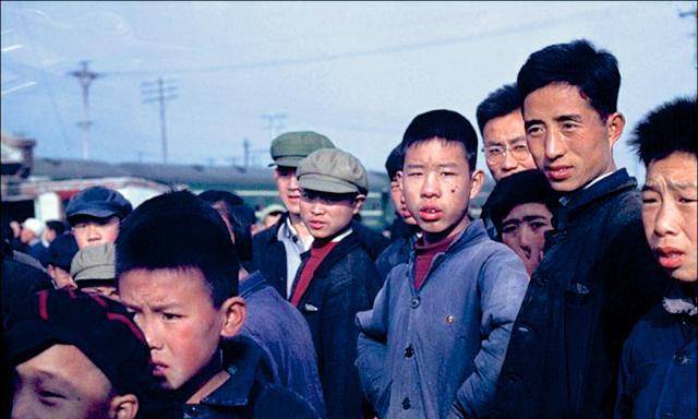 火车的人们】60年代的中国物质极度匮乏,但人们发挥艰苦朴素的风格,让