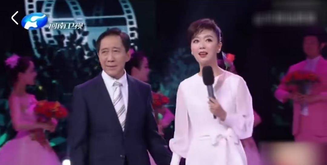 原创梨园春举办一千期活动上主持人庞晓戈深情呼唤老搭档倪宝铎