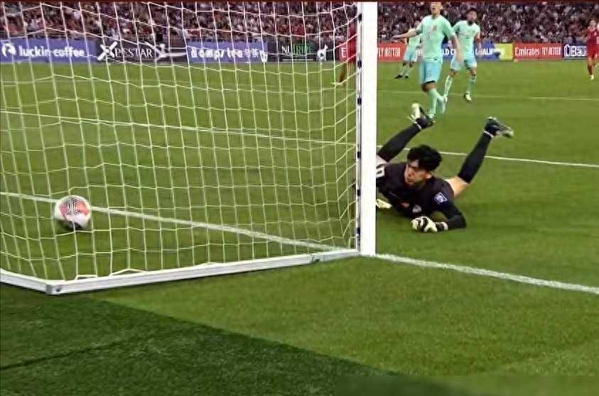 1-2!颜骏凌站位令人不解,海港组合再现巴吞联式丢球_比赛_国足_失误