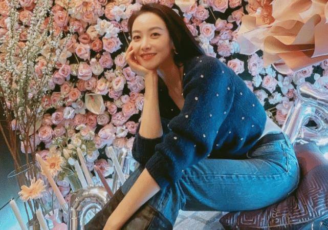 原创宋茜34岁生日聚会一整面墙粉色玫瑰好梦幻搂男生合影不避嫌