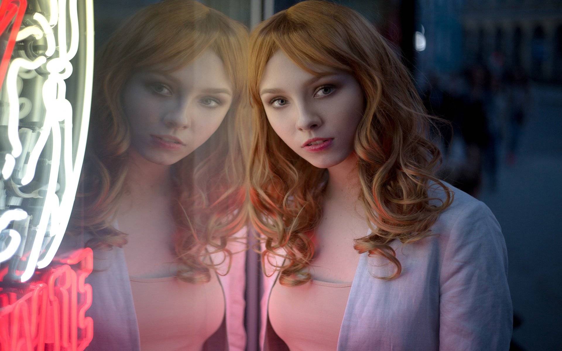 搞笑gif段子我只有一瓶矿泉水就已经被大爷大妈盯上了