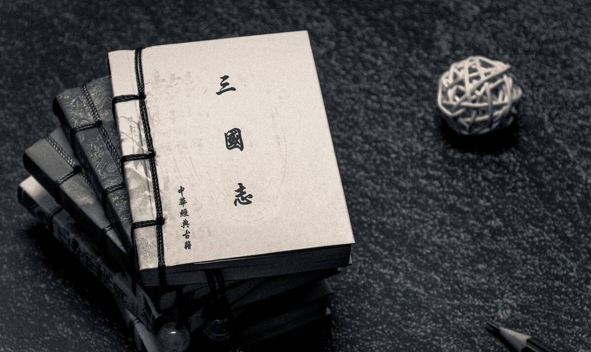 原创同样是君王曹操刘备和孙权去世陈寿为什么用了崩殂薨三个字