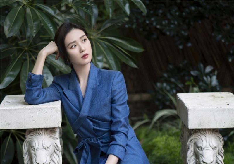 原创绝美刘诗诗蓝色西装配纱裙路人抓拍图依旧美丽动人