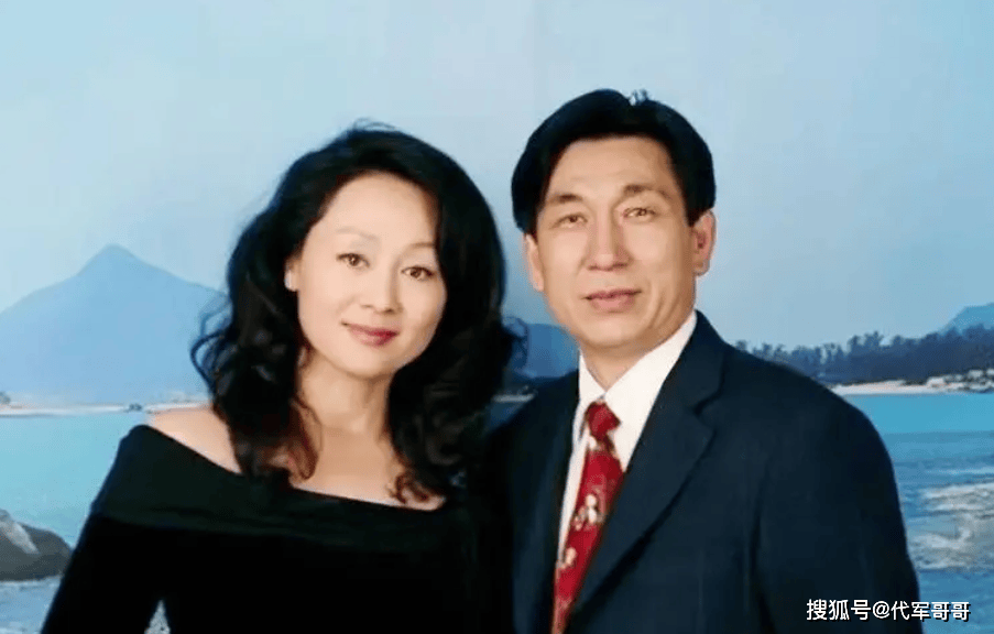 在部队期间,王姬的舞伴是一个叫高峰的小伙子.