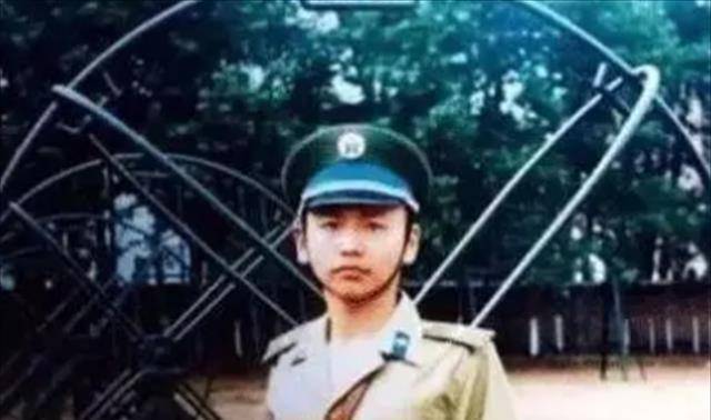 撞击事件发生后,赵宇连忙飞往王伟的降落地点进行搜寻,但除了零散的