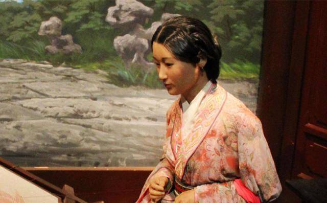 当时考古专家揭开棺盖时,凌惠平从棕褐色棺液里仰面浮上来,吓坏了在场