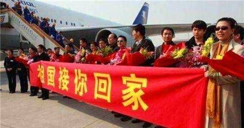 571名中国公民紧急撤离警示牌一行字无人靠近美国人羡慕不已