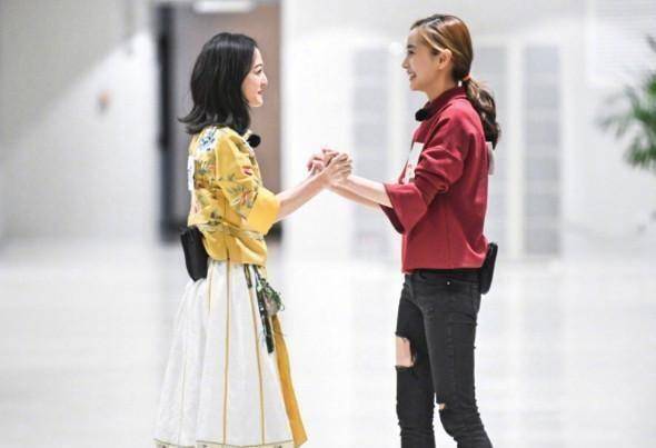 原创29岁杨颖穿卫衣美成仙女不料遇到36岁穿古装的张韶涵差距明显