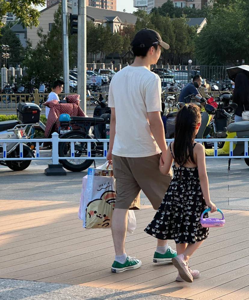 原创董子健开大g送女儿上课街头宠溺抱大福转圈圈爱女背影似孙怡