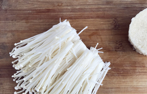 "这菜"被称"减肥菇",是天然的瘦身食物,常吃腰围越来越细!_金针菇_颜