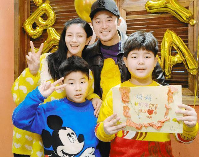 原创沙溢为胡可庆生两个儿子画贺卡超暖心10岁安吉包子脸比爸爸还显胖