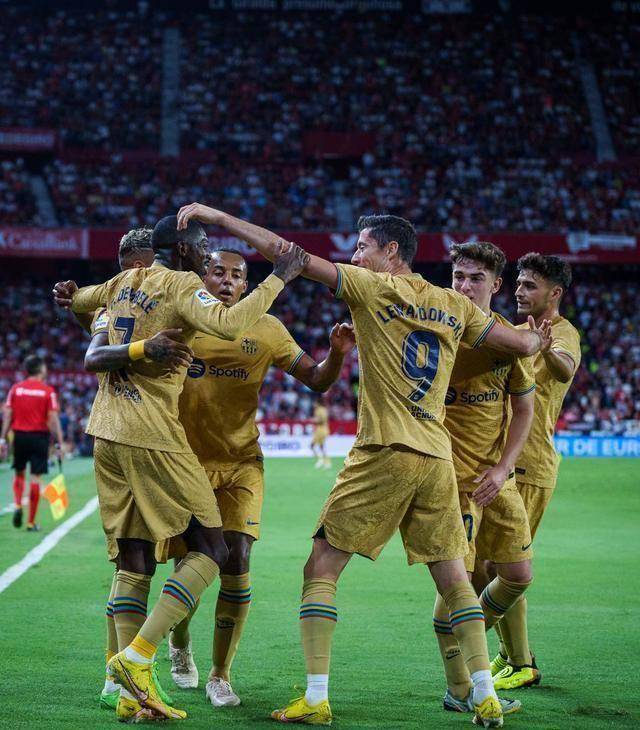 原创4-0到3-0!巴萨继续狂飙,莱万3场轰5球,完胜皇马1亿巨星_拉菲尼亚_