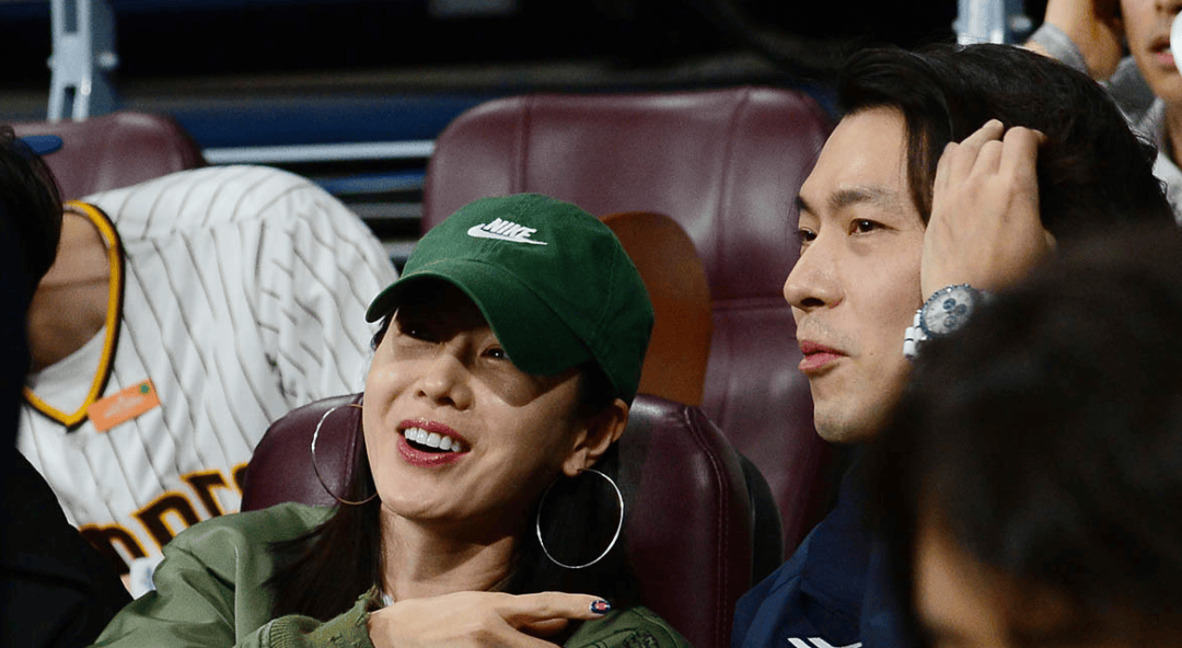 原创玄彬孙艺珍同框看球赛玄彬幸福肥显邋遢女方颜值依旧在线