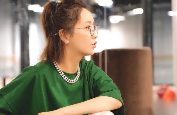 佟丽娅彩排懒得化妆素颜显皮肤黑戴眼镜的样子却让我酸了