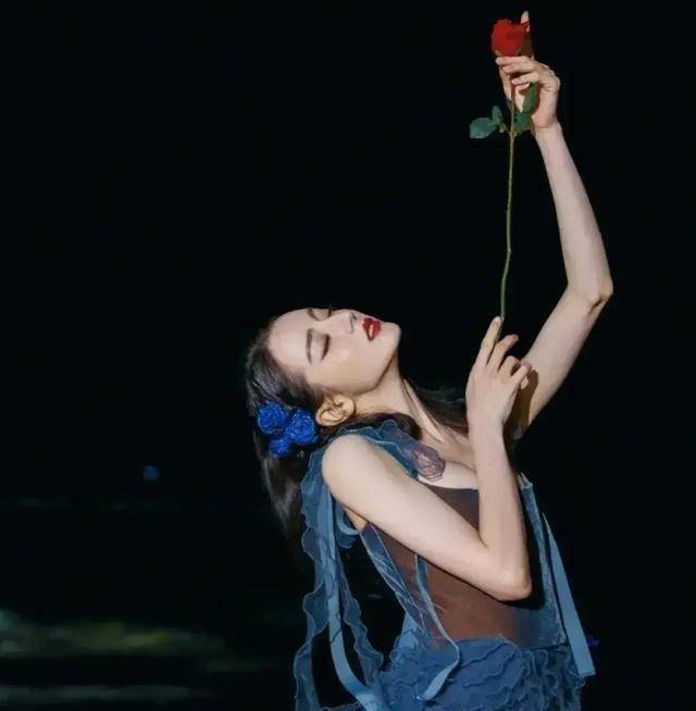 原创原创29岁的迪丽热巴少了甜美多了成熟人比玫瑰花还要娇艳