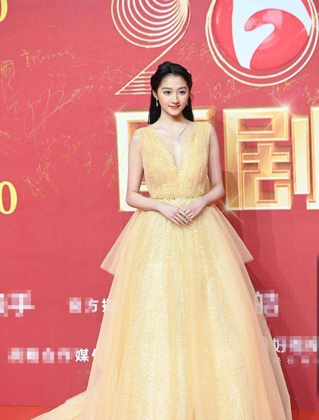 原创23岁关晓彤好勇敢穿深v黄色礼服裙好妩媚活动生图颜值好真实