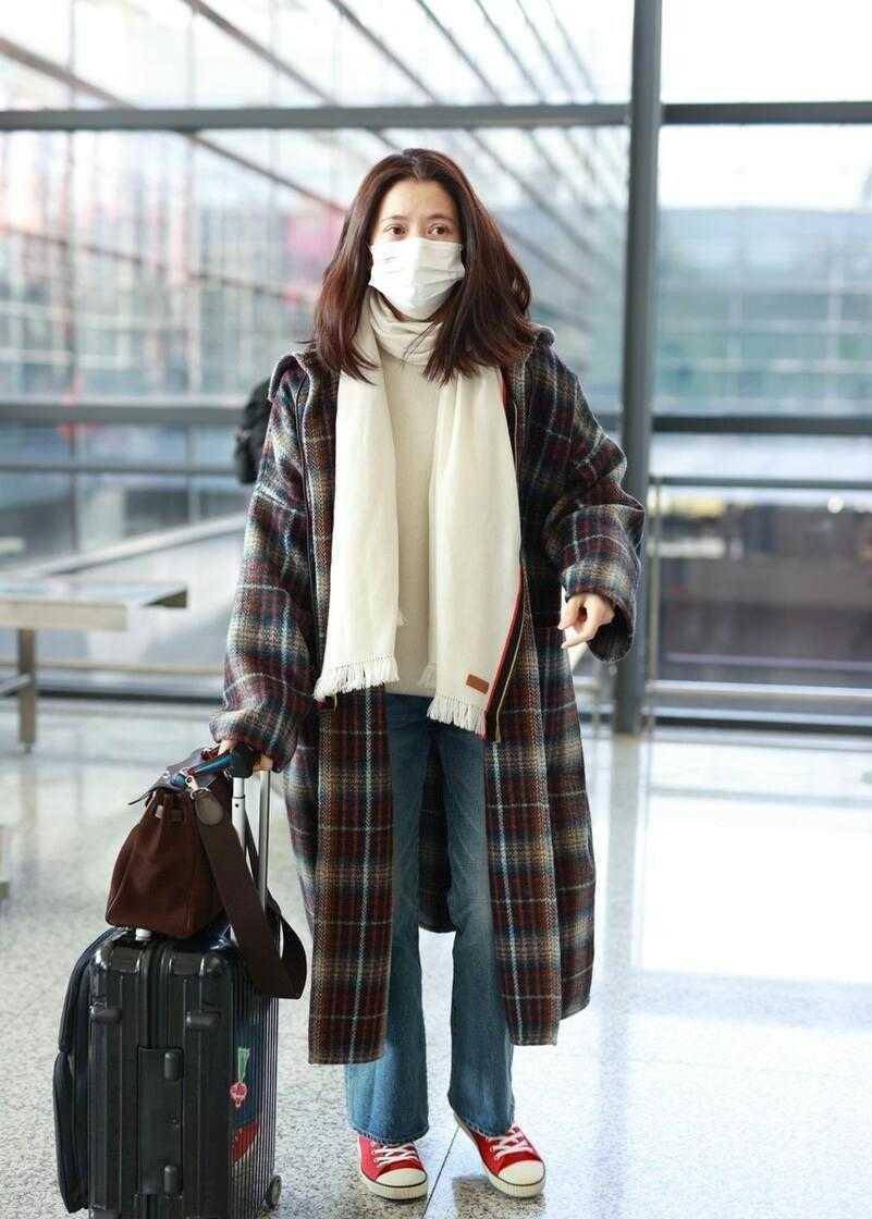 袁咏仪夫妇走机场真低调穿格纹大衣配牛仔裤气质仍出众