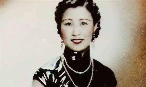 黄蕙兰自小便成长在极为富裕的家庭之中,她父亲的企业垄断了整个印尼