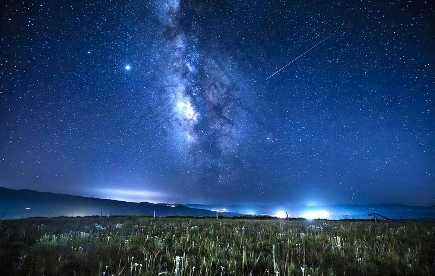 古诗词里的璀璨星河,夜深更饮秋潭水,带月连星舀一瓢