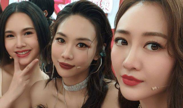 原创王鸥晒姐姐团怼脸自拍周笔畅牙上沾口红40岁张柏芝浓妆惊艳了