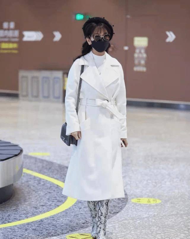 原创赵雅芝真是穿搭高手穿蓝色毛绒外套配同色包口罩也呼应上