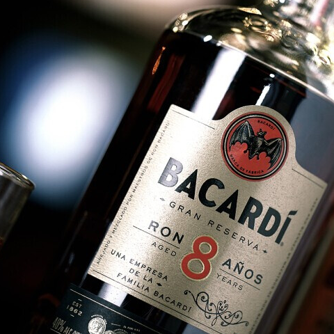 纽约著名的调酒大师奥黛丽桑德斯,以百加得8年朗姆酒作为基酒,调制出