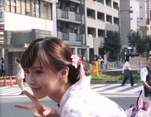 10年前baby日本出道旧照曝光被男性用酒瓶怼脸强装笑意比耶合影