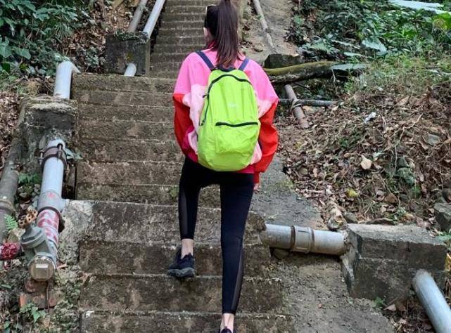 原创方媛晒运动照爬山还不忘秀身材老公视角下冷白皮惹人羡慕