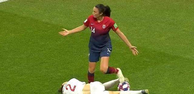 帕里斯打出一脚半高球,被挪威女足门将伊尔姆赛特横身扑出.