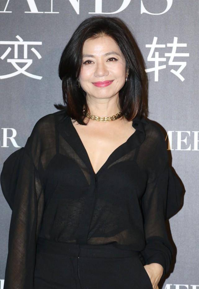 这也正是导致很多姐妹对v领设计的服装爱不释手的原因之一,而且v领