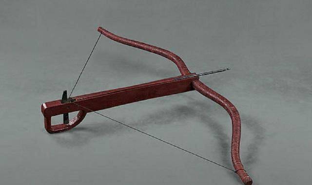 其实弓弩在秦朝以前就出现了,它是我国古代作战时最受欢迎的一种远程