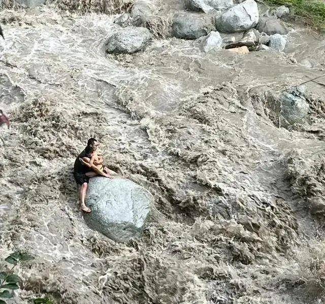 原创网友彭州山洪事件中游客没错都是基层公务员和村民的错