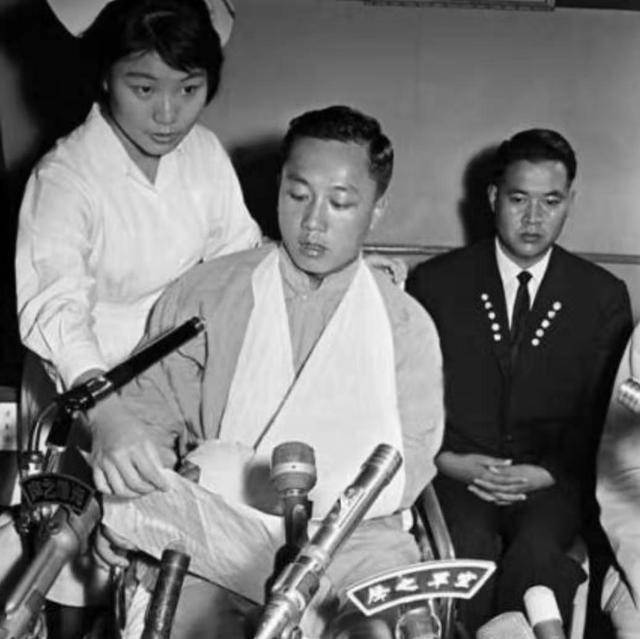 1965年他驾机叛逃,被封义士获280万奖金,26年后回家探母被抓_李显斌