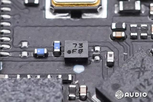 丝印5830b的ic.为蓝牙音频soc提供时钟的晶振特写,规格:24.0mhz.